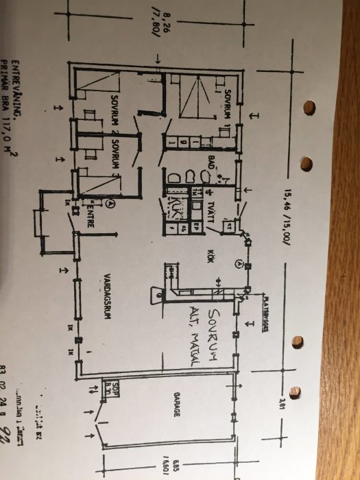 Ritning över enplanshus med tydlig planlösning inklusive sovrum, kök och vardagsrum.