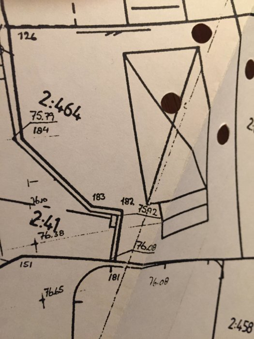 Ritning av en fastighets detaljplan med måttangivelser och tomtgränser.