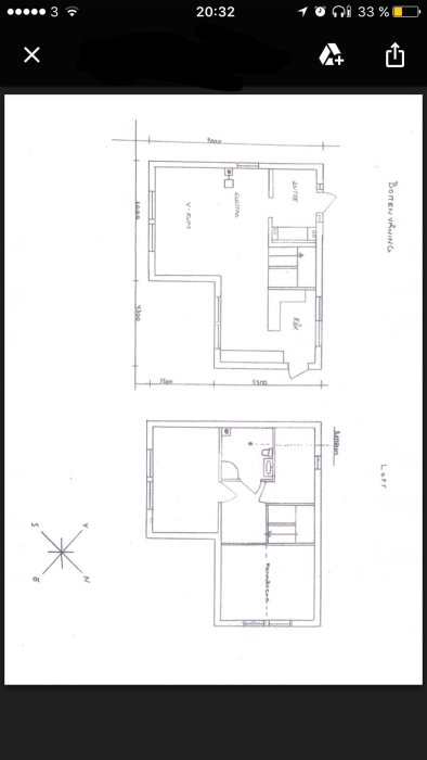 Arkitektonisk planritning av en bostad med måttangivelser, väderstreck och markerade platser för kök och vardagsrum.