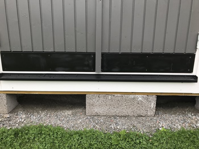 Bas av förråd med bärlina och reglar synliga, en potentiell startpunkt för rampbygge.