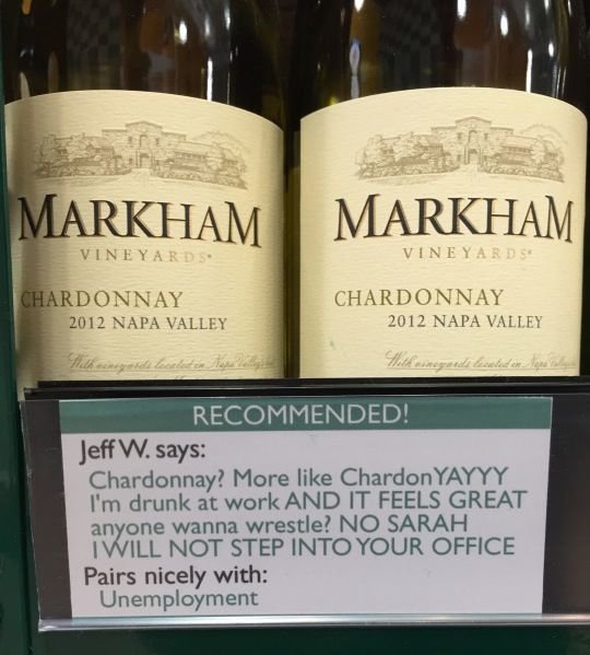 Två flaskor Markham Vineyards Chardonnay med en skylt som rekommenderar vinet med humoristisk text.