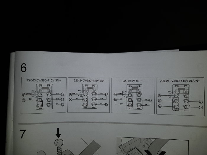 Illustration av olika kopplingsscheman för en elektrisk häll överst på en sida i en manual.