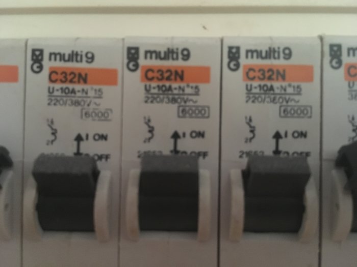 Närbild på tre stycken el-säkringar märkta med "multi9 C32N" i en elcentral.
