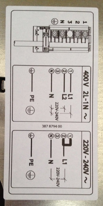 Märkskyltar för induktionshäll med anslutningsscheman för 400V 2L+N och 230V, med angivna kabelfärger och klammer mellan faserna.