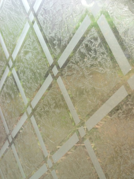 Innerfönster med frostat mönster (glaset).jpg
