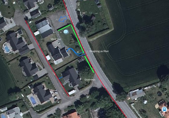 Flygbild över ett bostadsområde med markerade rutter för fiberdragning och stamkabelns placering.