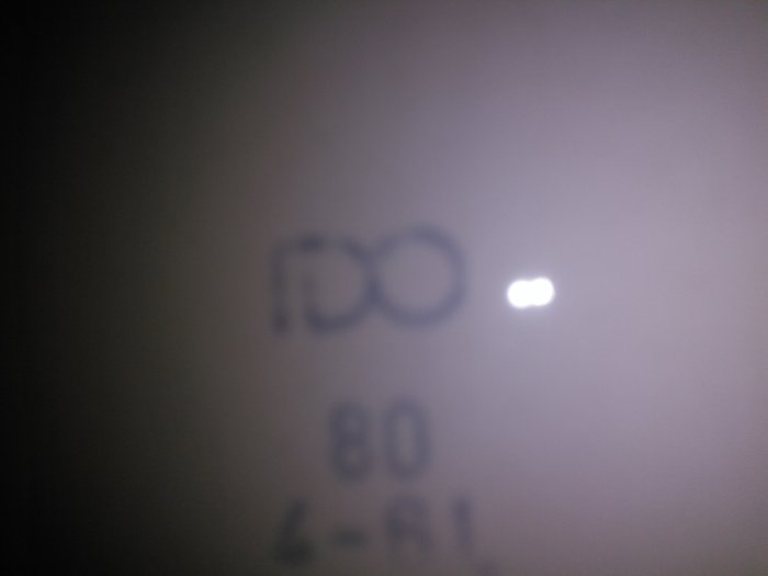 Suddig bild på en etikett med texten "IDO" följt av siffrorna "60" och "6-8L".