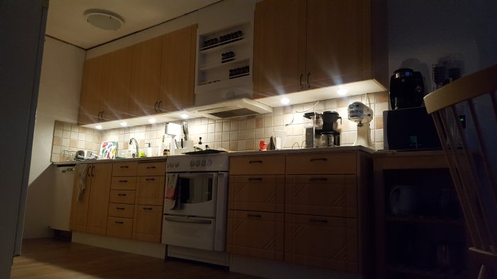 Kök med nymålade skåp, spotlights under överskåpen och nyinstallerade vinklade eluttag.