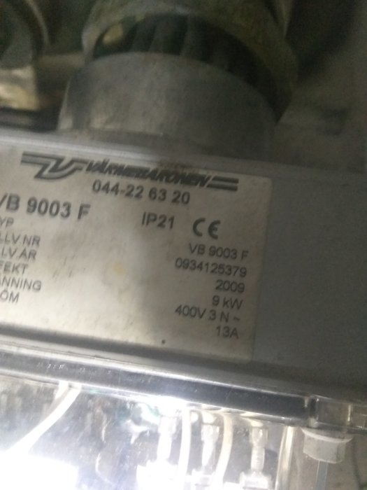 Typskylt på en elpatron som visar tekniska specifikationer såsom modell, effekt på 9 kW, och strömförsörjning 400V, 3N, 13A.
