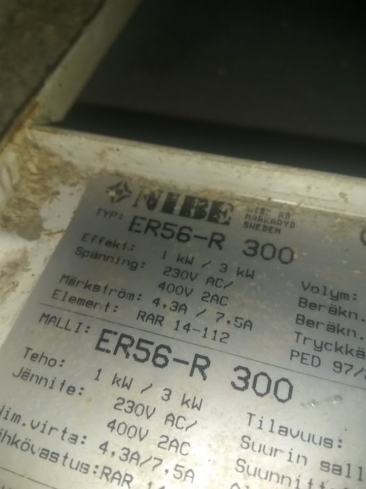 Typskylt på en NIBE elpatron modell ER56-R med tekniska specifikationer: 1 kW/3 kW, 230V/400V.