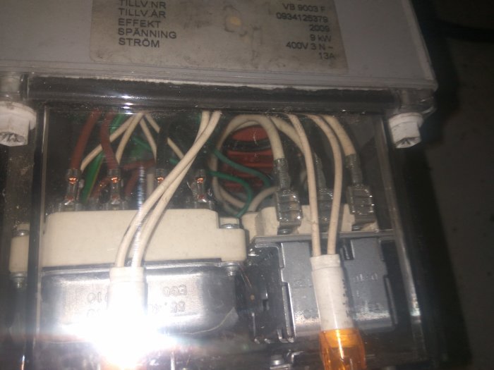Öppen elcentral med exponerade kablar och anslutningar, märkning visar 9kW effekt och 400V spänning.