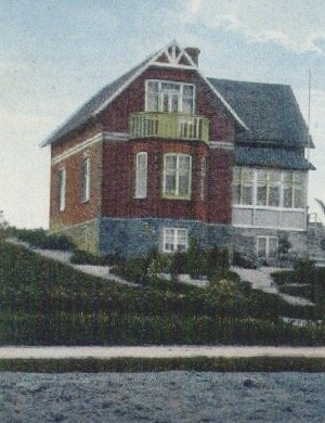 Rött tegelhus från 1926 med tillbyggnader, ursprungligt tillstånd innan ommålning och renovering.