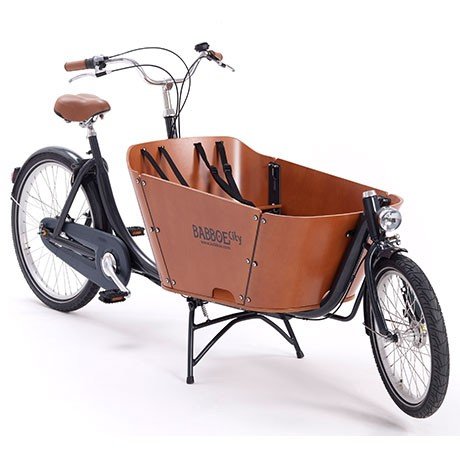 Svart lastcykel med brun låda och märket "Babboe" synligt, designad för att bära last framför cyklisten.