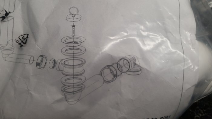 Översikt av ett installationskit för diskho som visar olika delar och kopplingar på en instruktionsmanual.