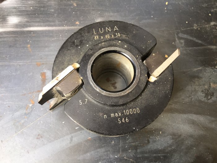 Kutter för trähantverk med texten "LUNA 89 x 40 x 30" och specifikationer, använd skick.