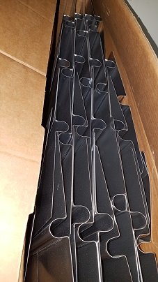 Aluminiumplåtar för golvvärme staplade i en kartong, avsedda för 20mm slang.