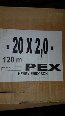 Etikett på förpackning av golvvärmeslang märkt '20x2,0 120m PEX' av HENRY ERICCSON.