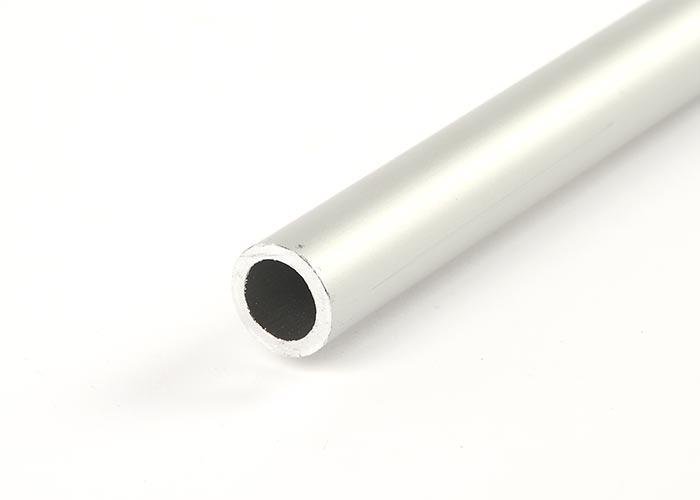 Ett tjockväggigt kapellrör i silverfärgat material med utvändig diameter på 18mm och invändig diameter på 13mm.