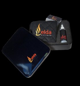 Elda-butikens logga på en svart ask med matchande tändstickor och en flaska.