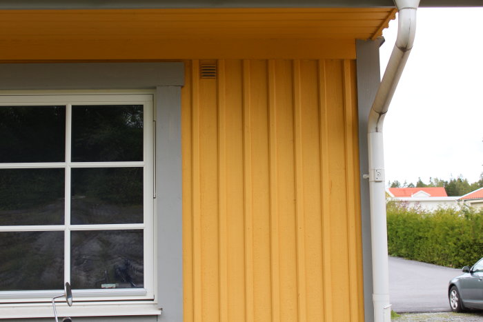 Gult trähus med vitmålat fönster och hängränna, texten refererar till en original och kopia diskussion.