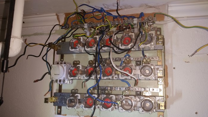 Nyinstallerad elektrisk central med säkringar och kopplingsdosa med diverse kablar.