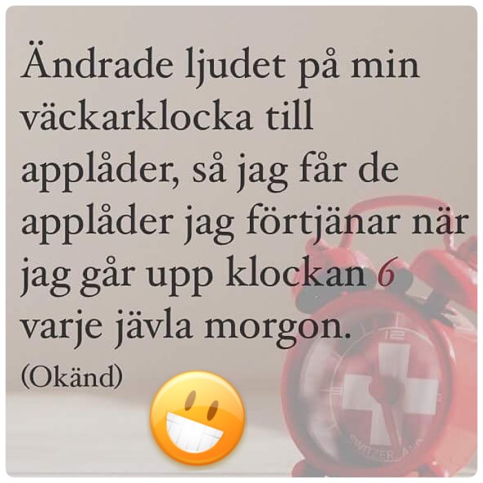 Text på en notis om att ändra väckarklockans ljud till applåder, med en röd väckarklocka och skrattande emoji i förgrunden.