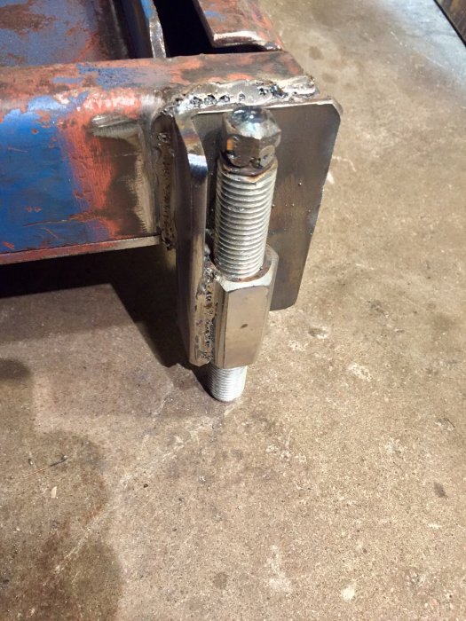 M20 bult som används som fot med hjul på en tung metallkonstruktion, redo för svetsning av fästen.