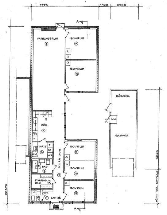 Arkitektritning av ett kedjehus med måttangivelser, visar layouten för entré, garage och flera sovrum samt kök och bad.