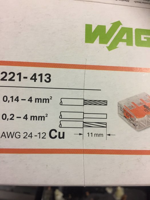 Instruktionsbild som visar att 11mm isolering ska avlägsnas från en kabel enligt specifikationen 221-413.