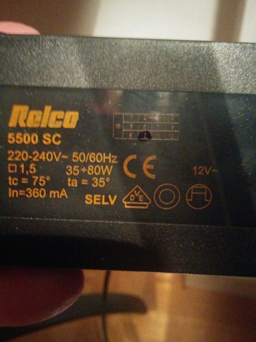 Relco transformator för 12V halogenlampor med tekniska specifikationer och känslighetsinställningsskala.