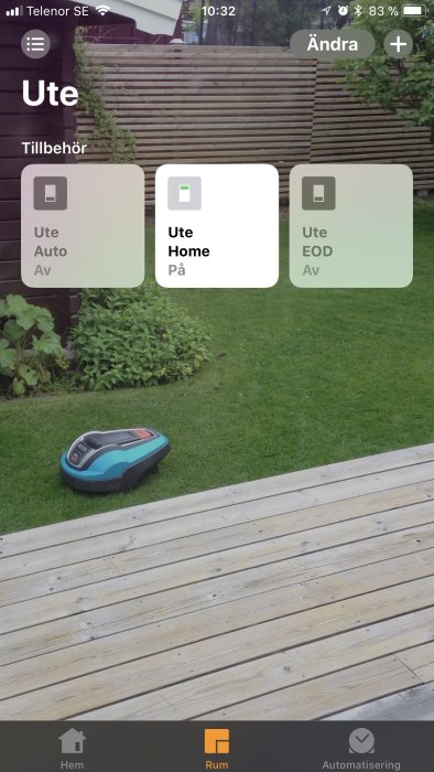 Smart hem-app med gräsklippare på gräsmatta och kontroller på skärmen.