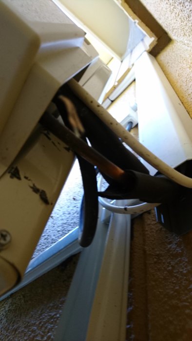Isolering lossnad vid anslutning på luft-luftvärmepumpens rör utomhus.