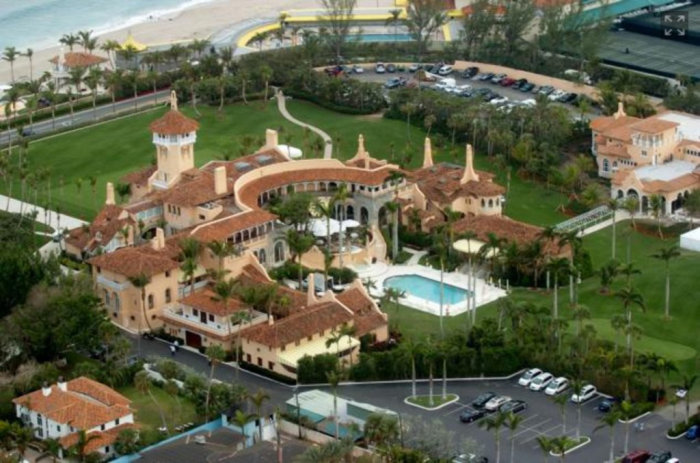 Lyxigt palats med torn och pool bredvid en strand, föreslagen för quiz om makthavares hem.
