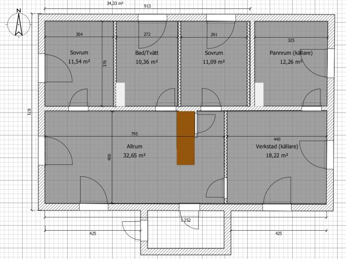 Arkitektritning över en husplan med markerade rum och mått, inklusive en murstock i orange.