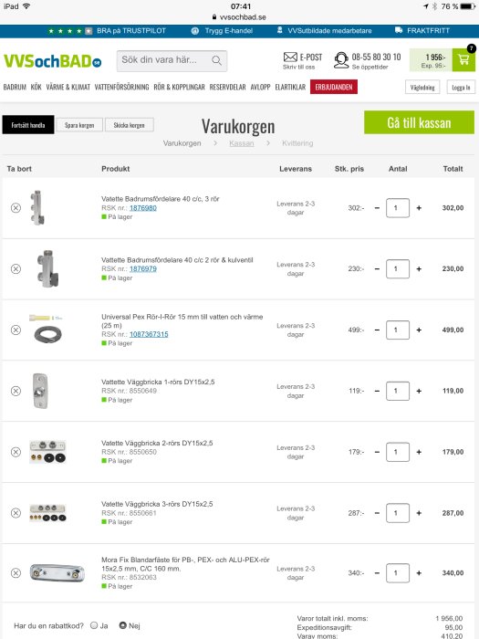 Skärmdump av en webbplats varukorg med VVS-produkter, inklusive blandarfästen och rörkopplingar.