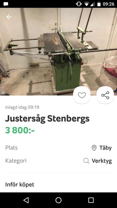 Begagnad justersåg Stenbergs i ett garage, kan behöva inspektion men ser lovande ut för köp.