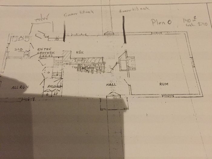 Ritning av planlösningen för en parstuga med utmärkt glasveranda och anteckningar.