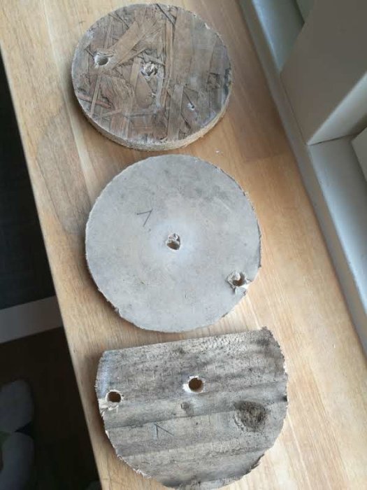Borrkärnor i trä och gips med tecken på fukt och mögel från husets tillbyggnad.