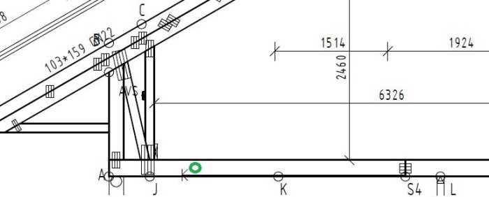Arkitektonisk ritning av en takkonstruktion med dimensioner, en markering med grön ring för föreslagen håltagning.