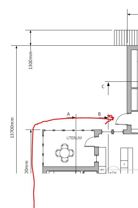 Ritning av ett enplans vinkelhus med markerad entréväg och dimensioner.