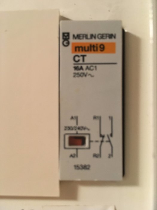 Elektriskt relä för rundstyrning märkt "Merlin Gerin multi9 CT" i ett kopplingsskåp.