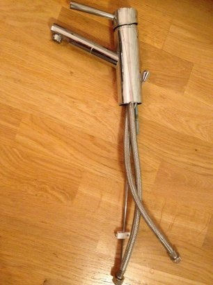 Tvättställblandare Noro i krom på ett trägolv, nästan nytt skick, säljes utan handdusch.