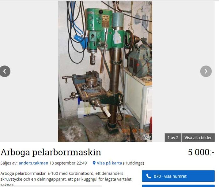 Grön Arboga pelarborrmaskin E-100 med koordinatbord och delningsapparat i en verkstadsmiljö.