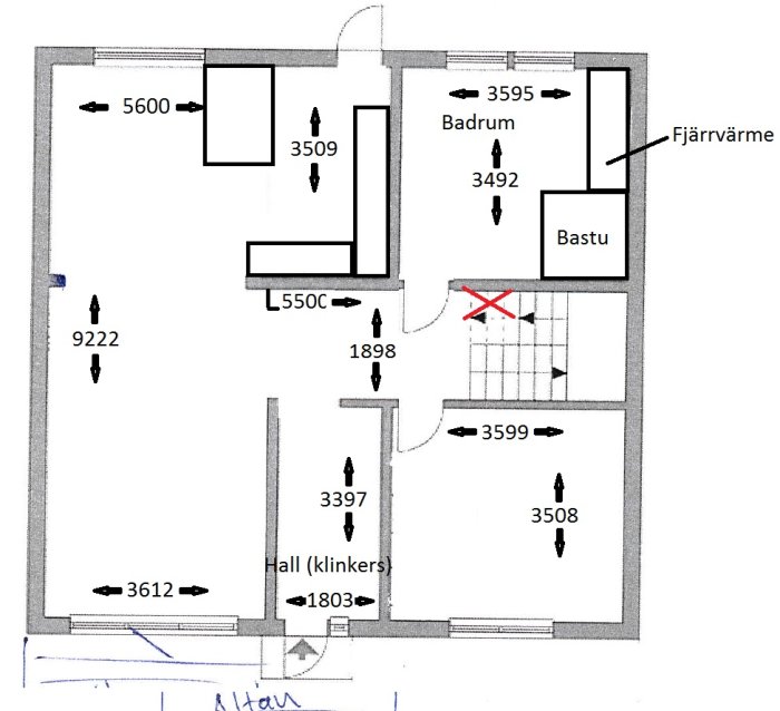 Skiss av husplan som visar planerad ombyggnation, med markerade väggar och måttangivelser.