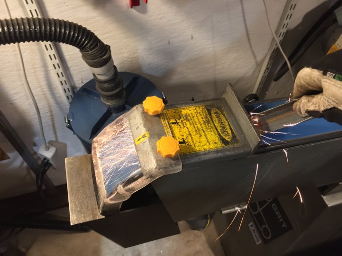 Svetsarbete med gnistbildning vid användning av ett nyligen installerat plexi stänkskydd.