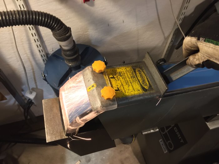 Bild på en egenbyggd gnistskyddslösning för svetsning med plexiglas och aluminiumnät.