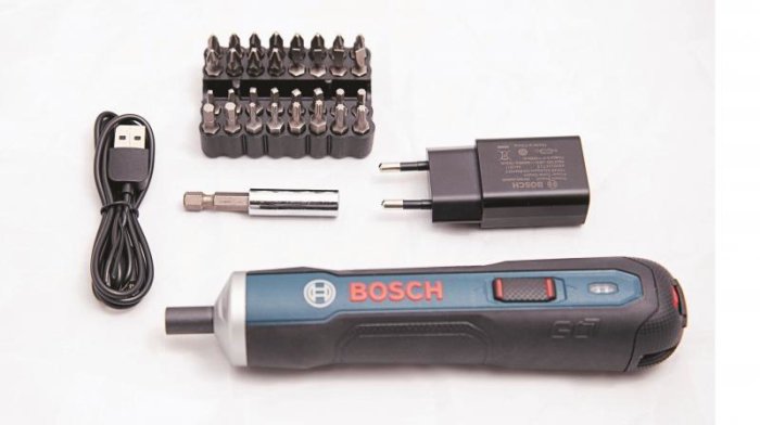 Bosch GO skruvdragare med USB-laddkabel, laddare, bitsats, och förlängningsdel på vit bakgrund.