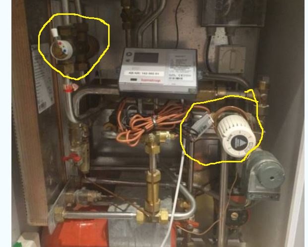 Värmesystem med inringade delar i gult, inklusive växelventiler och mätinstrument.