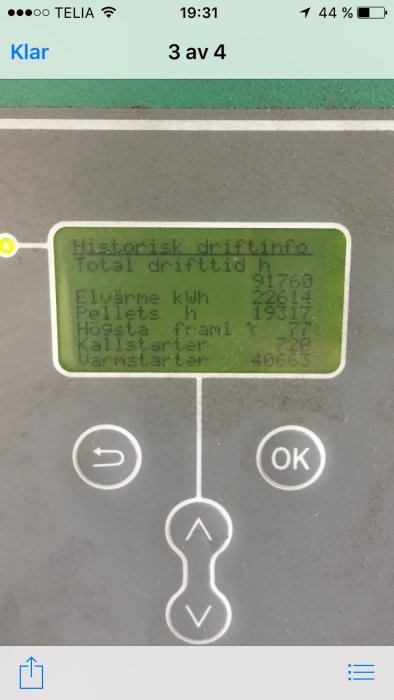 Digital display visar driftinformation inklusive total drifttid och energianvändning för en panna.