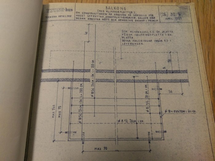 Äldre konstruktionsritning av en balkong från 1955, märkt med "Ytonghus", detaljerad med mått och materialspecifikationer.